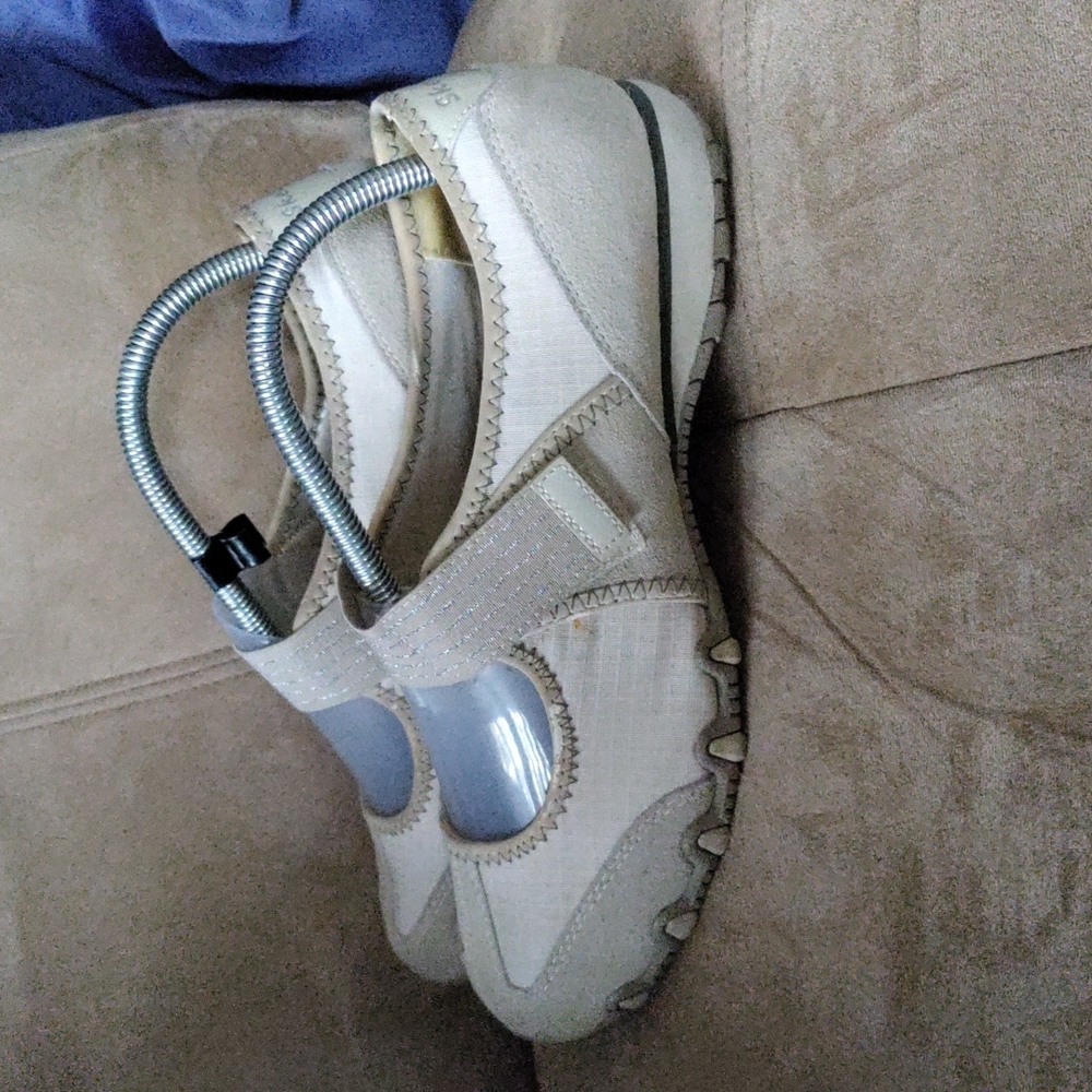 Skechers women's size 9.5 natural color leather/textile upper shoes